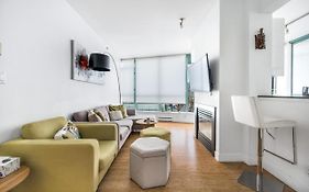 Bright 2 Bedroom Condo Downtown With Free Parking